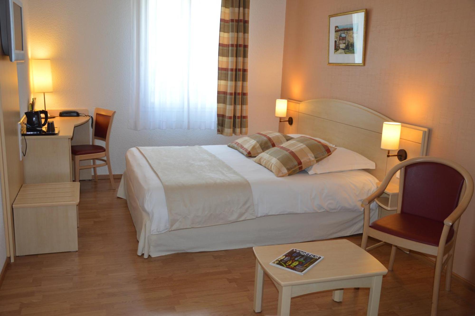 Brit Hotel Châteaudun Exteriör bild