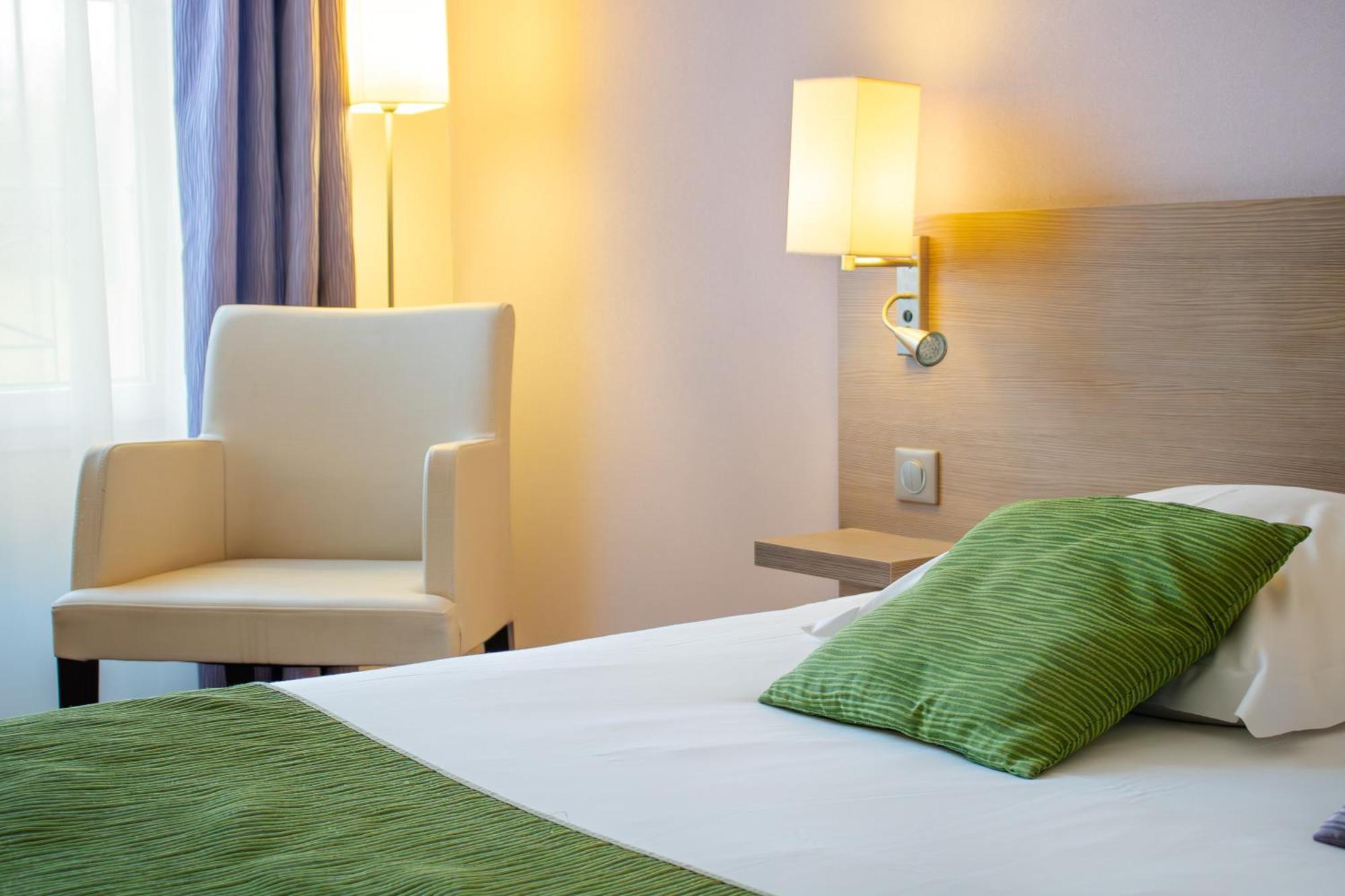 Brit Hotel Châteaudun Exteriör bild
