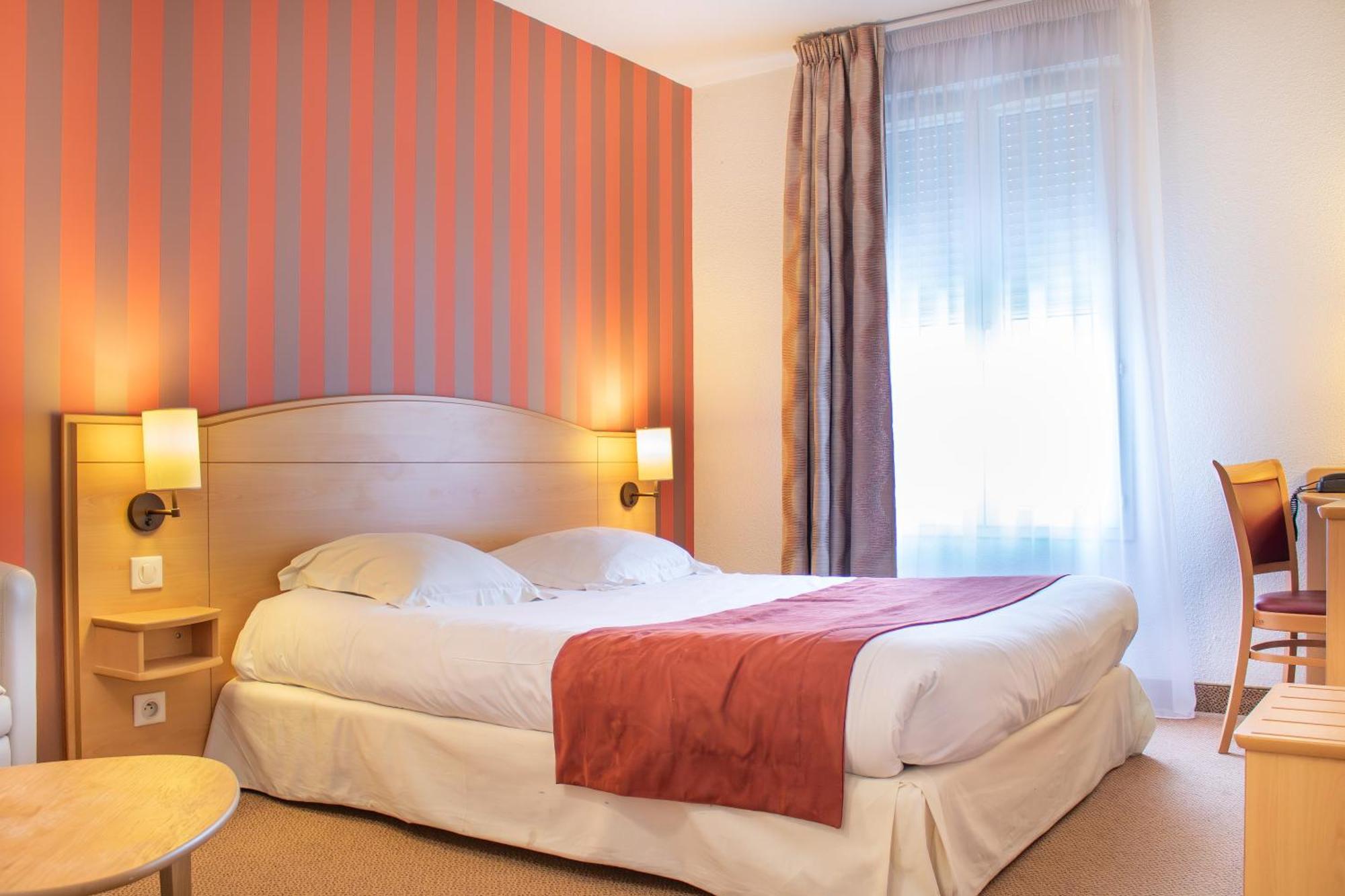 Brit Hotel Châteaudun Exteriör bild