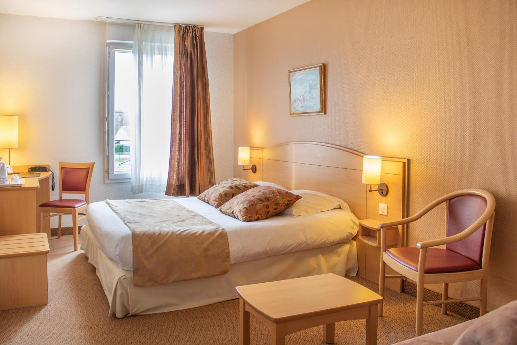 Brit Hotel Châteaudun Exteriör bild
