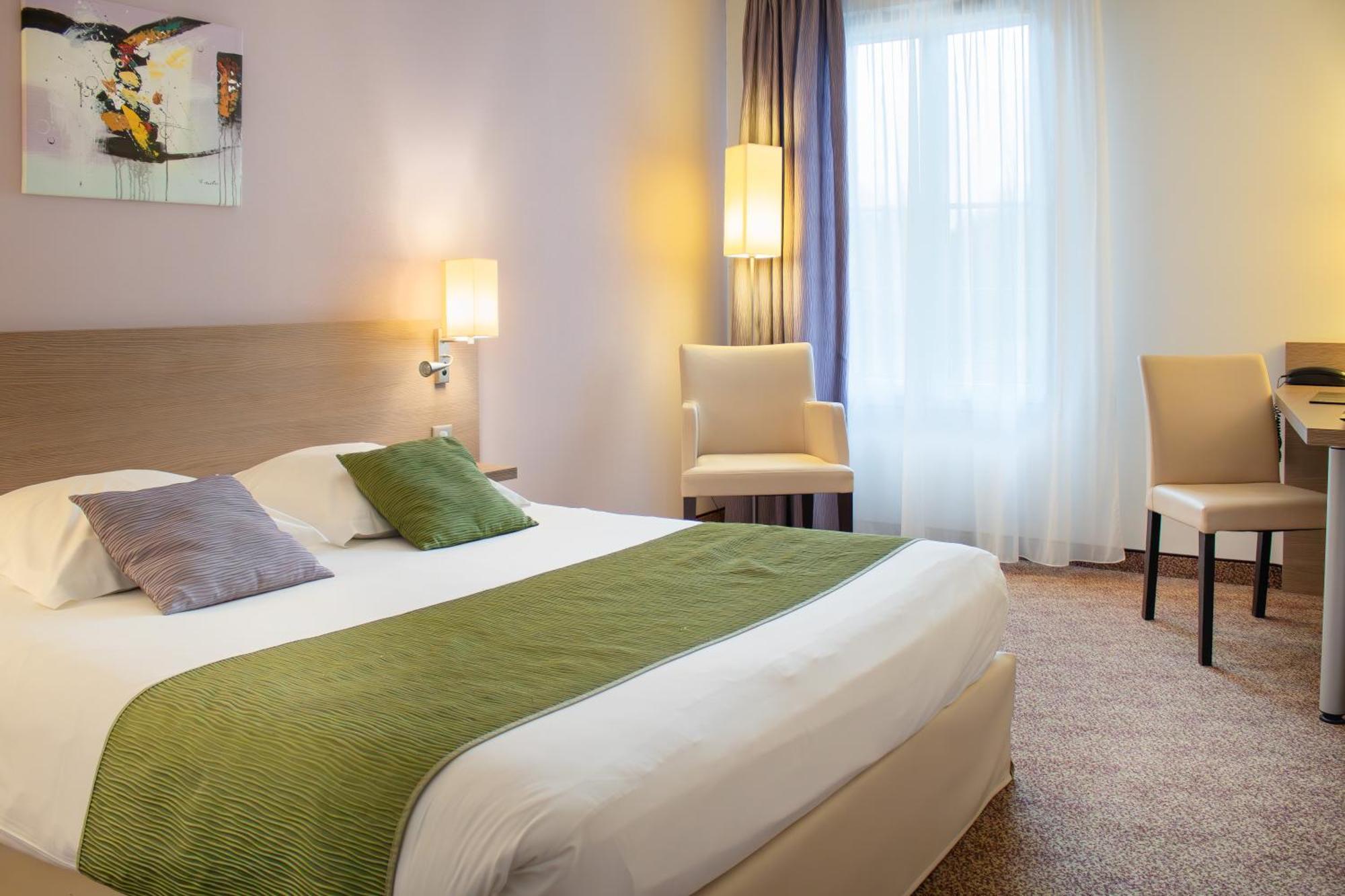Brit Hotel Châteaudun Exteriör bild