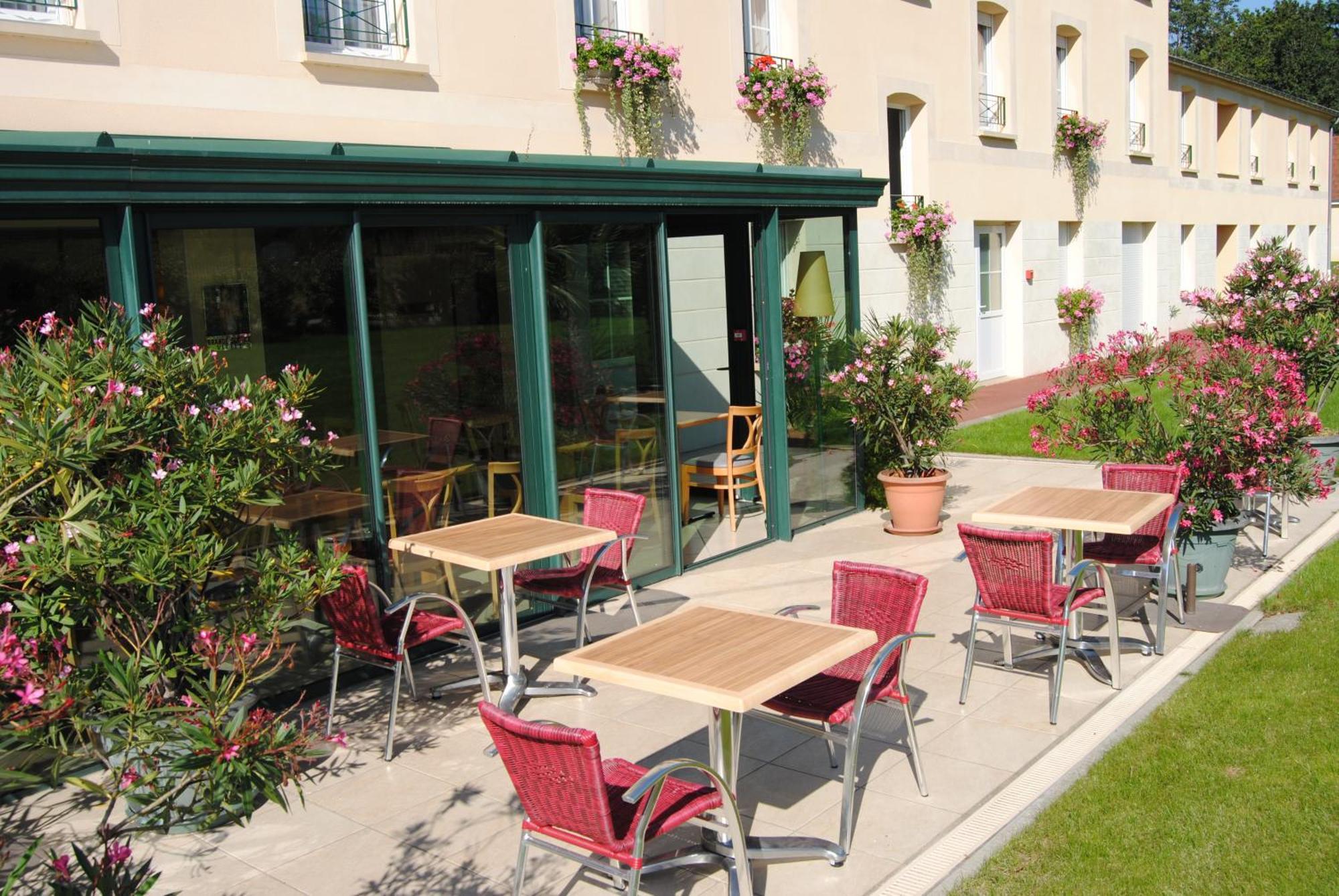 Brit Hotel Châteaudun Exteriör bild
