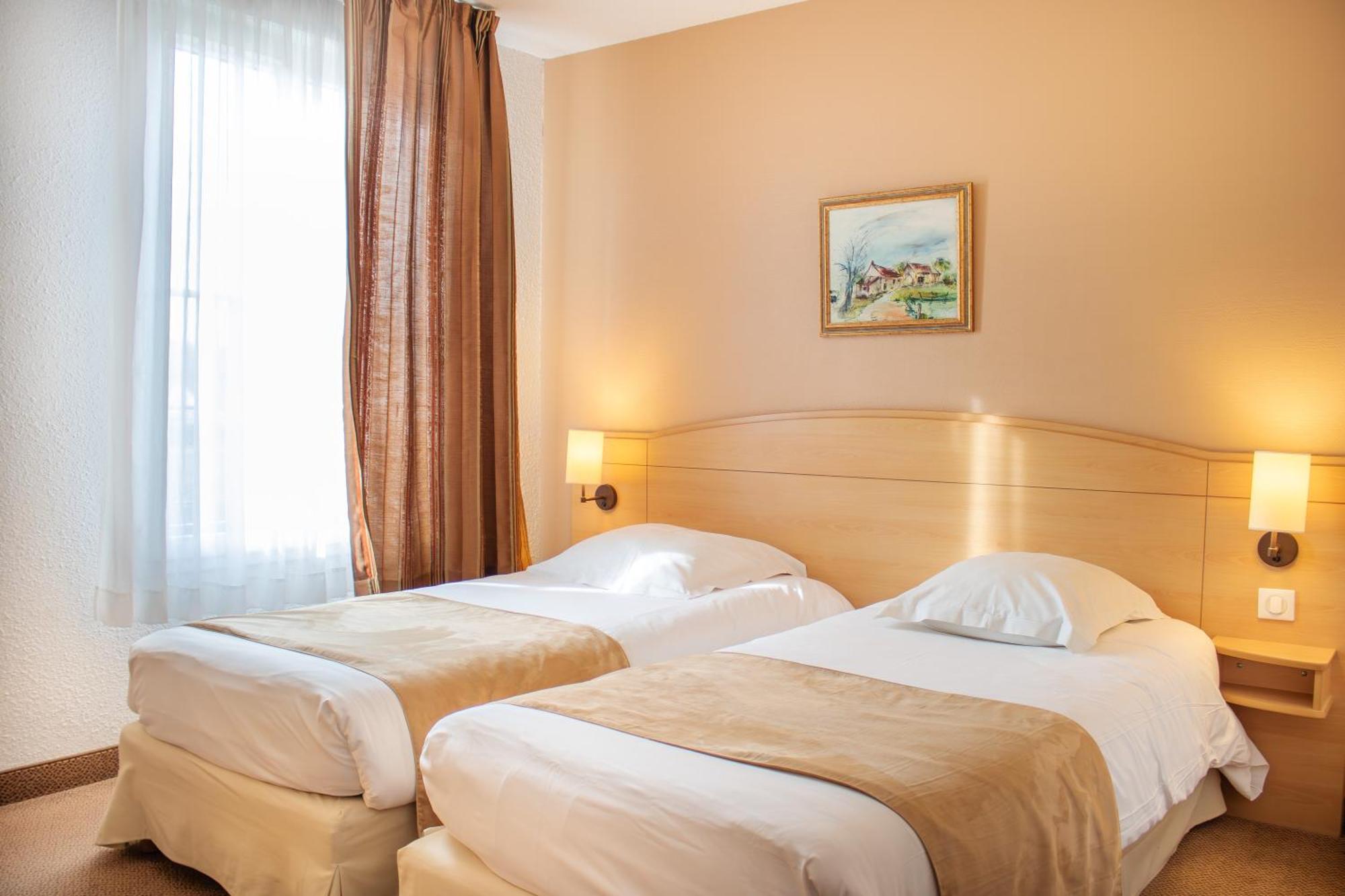 Brit Hotel Châteaudun Exteriör bild