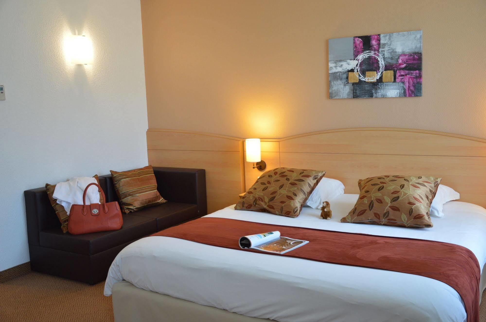 Brit Hotel Châteaudun Exteriör bild