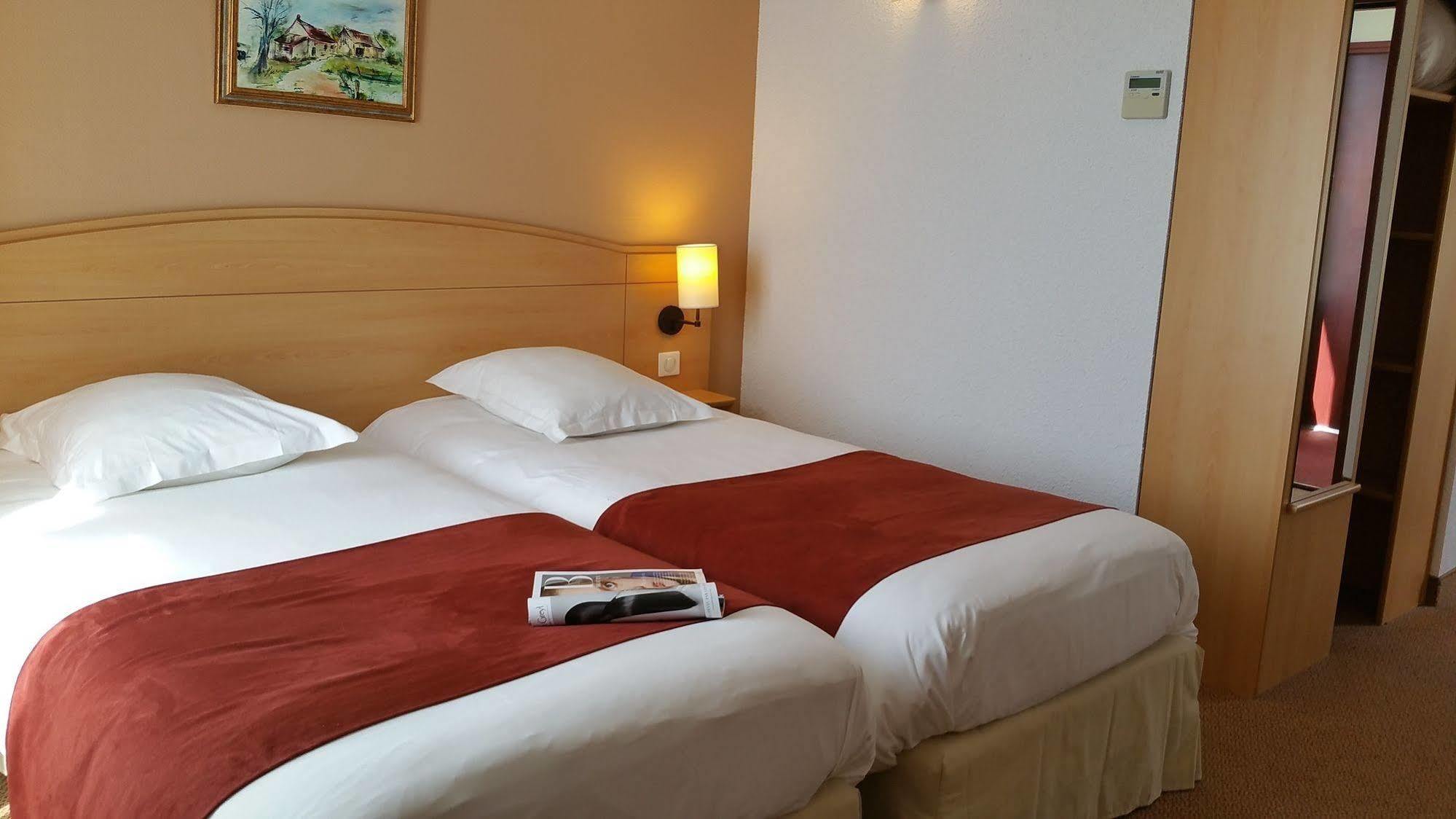 Brit Hotel Châteaudun Exteriör bild
